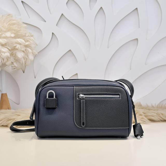 hermes-爱马仕最新款男士斜挎包 单肩包采用顶级小牛皮 高贵五金拉链头 皮质柔软 手感超赞 做工精细 休闲实用 版型非常舒适 高品质尺寸 28.16.14C