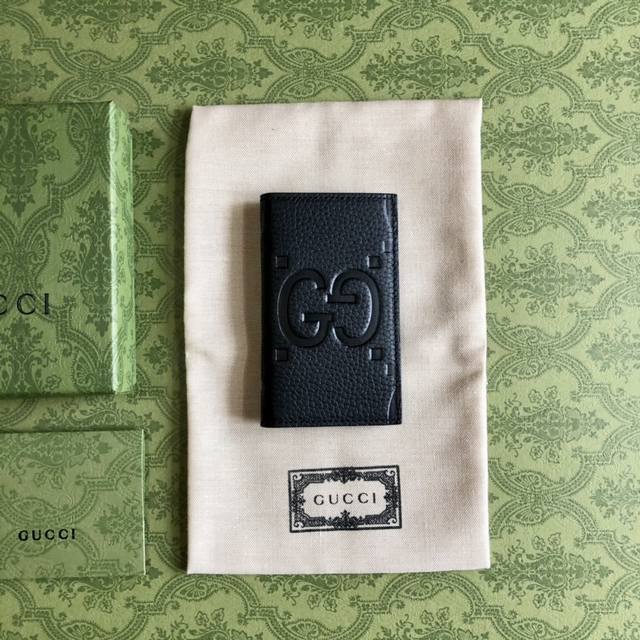 顶配版 新款全黑超级双G设计于 早秋系列中耀眼回归 精彩演绎多款小号皮革单品 作为对Guccio Gucci先生姓名首字母的焕新演绎 超级双G图案以超大尺寸亮眼