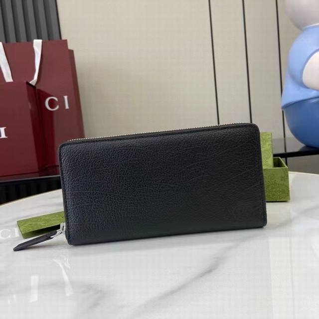 顶配版 饰Gg细节钱包 Gucci小件皮革配饰突破设计界限 不断以个性方式焕新演绎经典单品 这款男士钱包将经典Gg Supremgg配件匠心糅合 成就现代时尚的