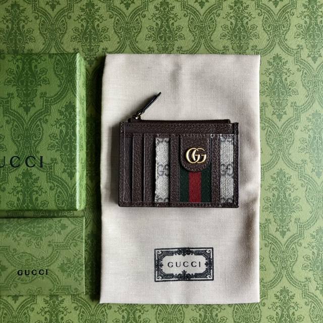 顶配版 高品质 Gg Marmont系列卡包 品牌典藏设计细节每一季都会演绎新的款式 为品牌悠久的设计传承书写新的篇章 这款卡包采用黑色皮革制作 饰以源自70年