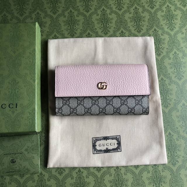 顶配版 Gucci新品采用进口原厂皮 进口线 新款Ophidia系列 采用意大利进口小牛皮 配以经典双G五金 新的式样和轮廓托的新作登场了 结构形状 其中内侧被