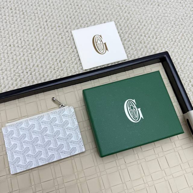 Goyard戈雅Bourbon拉链零钱卡包这款零钱卡包 设有3个卡槽 1个贴袋和一个拉链口袋 存放硬币零钱或者卡片 可安全存放零錢 精緻小巧 其紧凑的形状可以轻