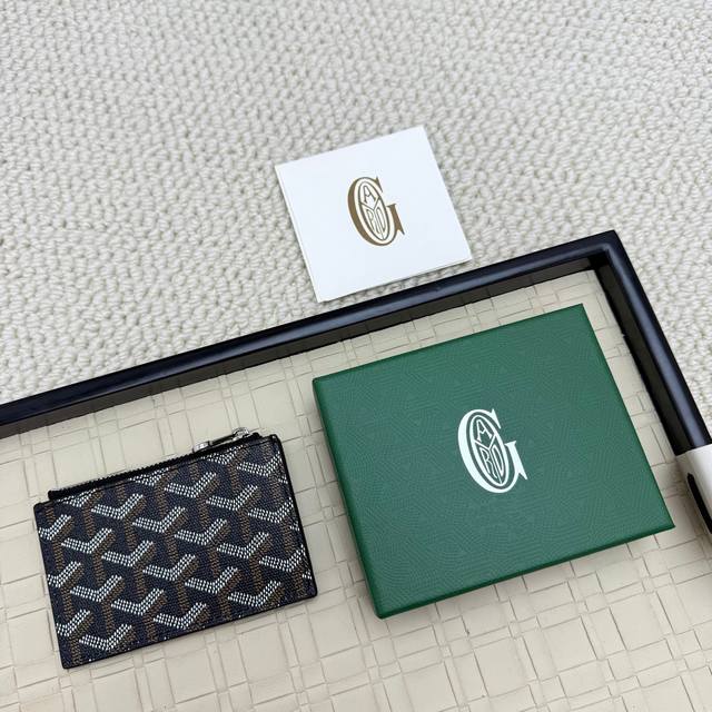 Goyard戈雅Bourbon拉链零钱卡包这款零钱卡包 设有3个卡槽 1个贴袋和一个拉链口袋 存放硬币零钱或者卡片 可安全存放零錢 精緻小巧 其紧凑的形状可以轻