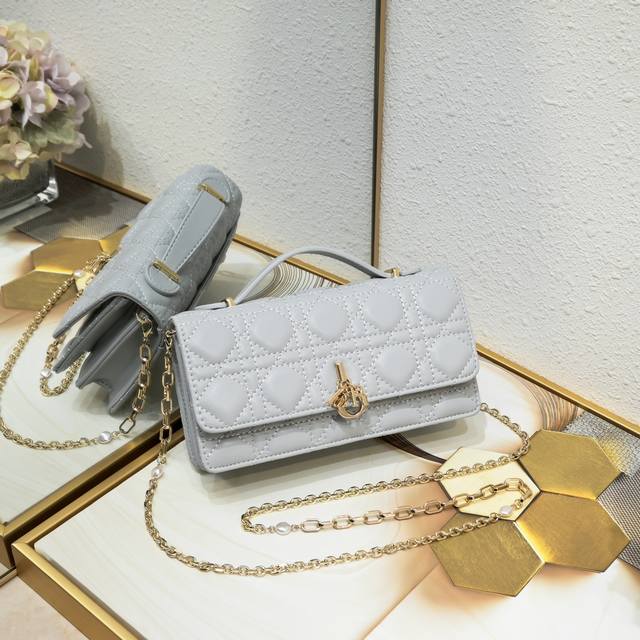型号:Cd- 羊纹Lady Dior 珍珠手拿包 配盒子 这款手拿包是本季新品 顶部搭配手柄 优雅实用 令 Lady Dior 系列更加丰富 采用漆皮精心制作