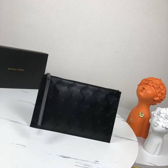 配盒子 Bv原单品质采用进口订制打蜡牛皮奢华纯手工新风格编织皮质越用越油亮全新设计型号 2860# 颜色 黑色 尺寸30*20Cm