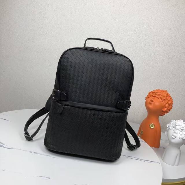 Bv 最新款男士双肩包 原单品质 官网同步 采用顶级打腊胎牛皮 手感超赞 专柜原装五金 独特的设计风格 完美至极 细节做工精致 大气中有内涵 高端上档次 高品质