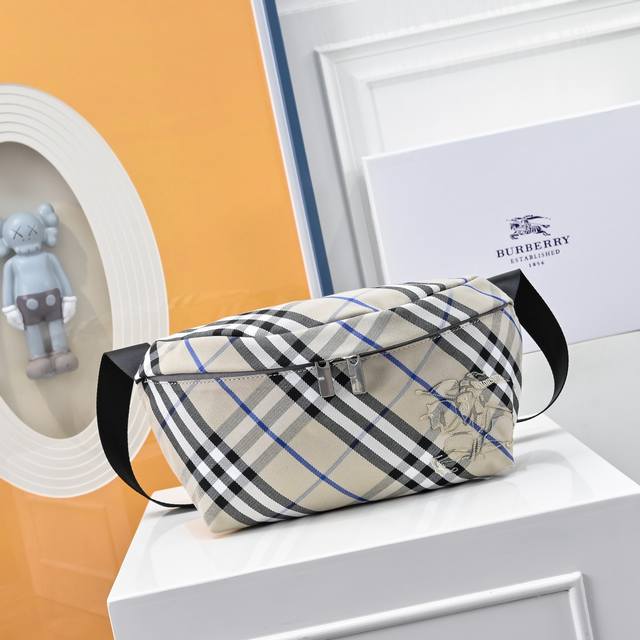 新款上新 b家最新斜背包胸包腰包 装饰精纺 Bur格纹 点缀马术骑士徽 标 Ekd 贴花 采用纯色内衬设计 搭配 B 字型拉链头 可容纳各种小物件 来自 Bur