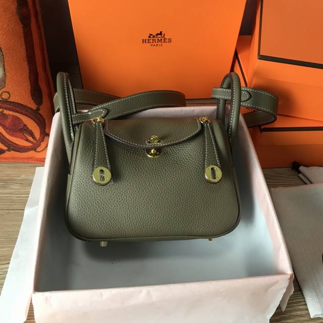 头层牛皮 配礼品盒 全对版Mini Lindy 19Cm进口Togo牛皮 金扣 顶级制作 看起来又乖巧又实用 新增长肩带 看起来更年轻化 迷你绝对是未来的趋势
