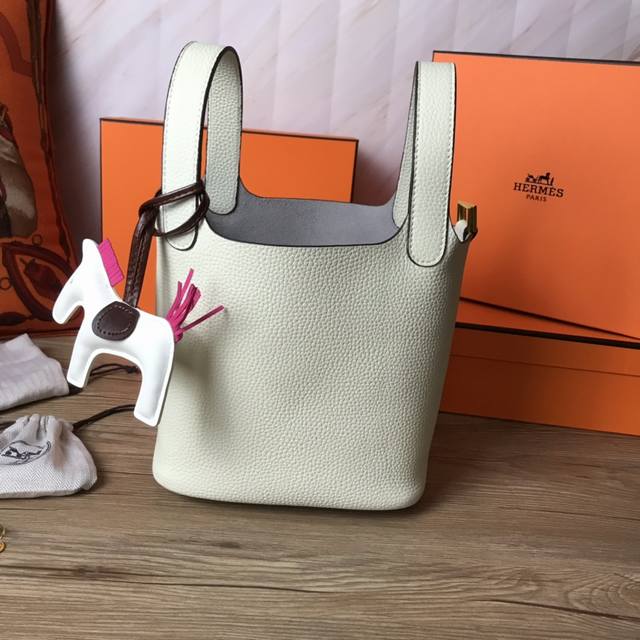 头层牛皮 金银扣 两个尺寸 270 picotin 菜蓝子 进口原版头层牛皮 金扣 美女们最爱的 包治百病是永恒的真理 就像今天 谁知道像Mama一样拎着的菜蓝 头层牛皮 金银扣 两个尺寸 270 picotin 菜蓝子 进口原版头层牛皮 金扣 美女们最爱的 包治百病是永恒的真理 就像今天 谁知道像Mama一样拎着的菜蓝