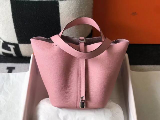 头层牛皮 金银扣 两个尺寸 270 picotin 菜蓝子 进口原版头层牛皮 金扣 美女们最爱的 包治百病是永恒的真理 就像今天 谁知道像Mama一样拎着的菜蓝