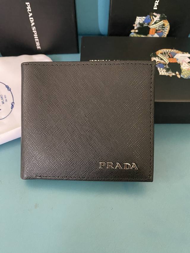 prada男士短款钱夹专柜最新款式 官网同步 正品开发 型号2M0513# 颜色 如图 牛皮质感极好 螺纹里布 进口白钢五金配件复杂拼色设计 更加时尚独特尺寸