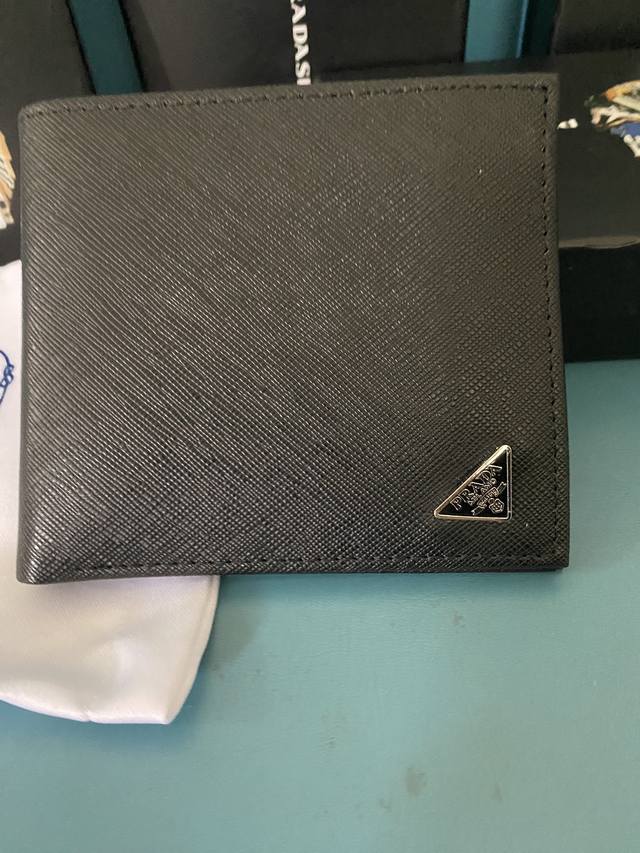 prada男士短款钱夹专柜最新款式 官网同步 正品开发 型号2M0513# 颜色 如图 牛皮质感极好 螺纹里布 进口白钢五金配件复杂拼色设计 更加时尚独特尺寸
