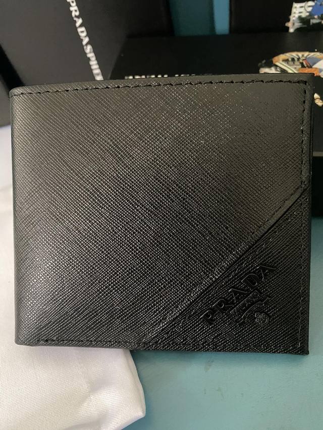 prada男士短款钱夹专柜最新款式 官网同步 正品开发 型号2M0513# 颜色 如图 牛皮质感极好 螺纹里布 进口白钢五金配件复杂拼色设计 更加时尚独特尺寸