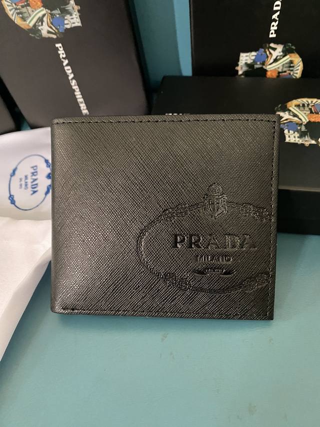 prada男士短款钱夹专柜最新款式 官网同步 正品开发 型号2M0513# 颜色 如图 牛皮质感极好 螺纹里布 进口白钢五金配件复杂拼色设计 更加时尚独特尺寸