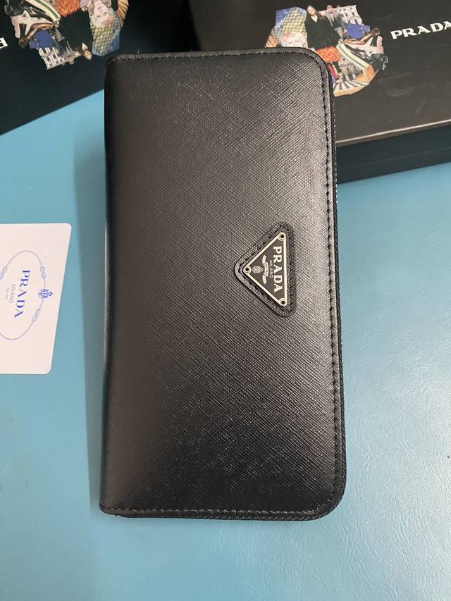 经典款小 单拉链钱包经典之作 简单时尚 Zp开发 型号 1Ml506# 颜色 黑色 颜色如图内码224代工码 意大利顶级原单十字纹牛皮质感极好 进口螺纹里布 白