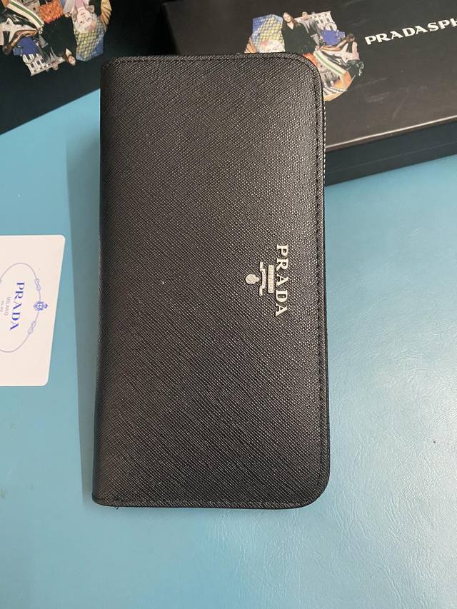 经典款小 单拉链钱包经典之作 简单时尚 Zp开发 型号 1Ml506# 颜色 黑色 颜色如图内码224代工码 意大利顶级原单十字纹牛皮质感极好 进口螺纹里布 白