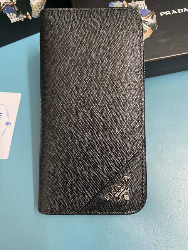 经典款小 单拉链钱包经典之作 简单时尚 Zp开发 型号 1Ml506# 颜色 黑色 颜色如图内码224代工码 意大利顶级原单十字纹牛皮质感极好 进口螺纹里布 白