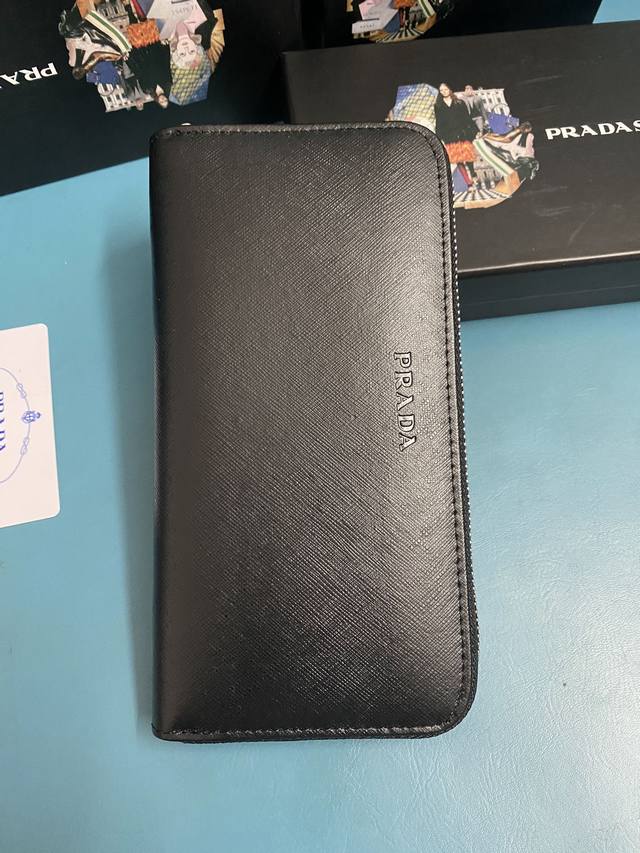 经典款小 单拉链钱包经典之作 简单时尚 Zp开发 型号 1Ml506# 颜色 黑色 颜色如图内码224代工码 意大利顶级原单十字纹牛皮质感极好 进口螺纹里布 白