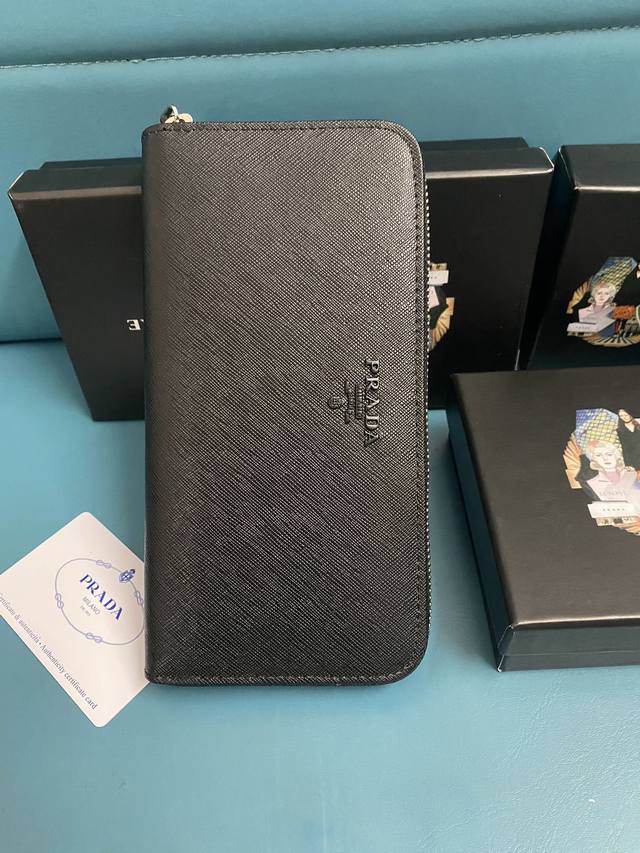 经典款小 单拉链钱包经典之作 简单时尚 Zp开发 型号 1Ml506# 颜色 黑色 颜色如图内码224代工码 意大利顶级原单十字纹牛皮质感极好 进口螺纹里布 白