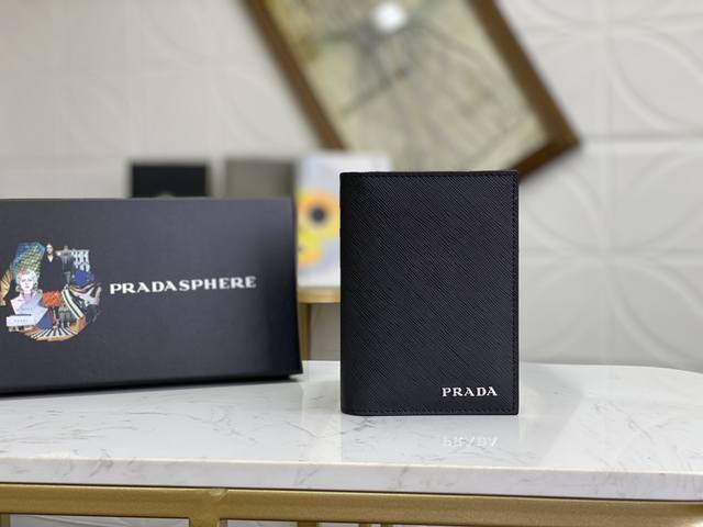 prada最新男士护照夹专柜最新款式 官网同步 正品开发 型号2Mv017#颜色 黑色 如图所 内码224代工码十字纹牛皮质感极好 进口螺纹里布 进口环保油边