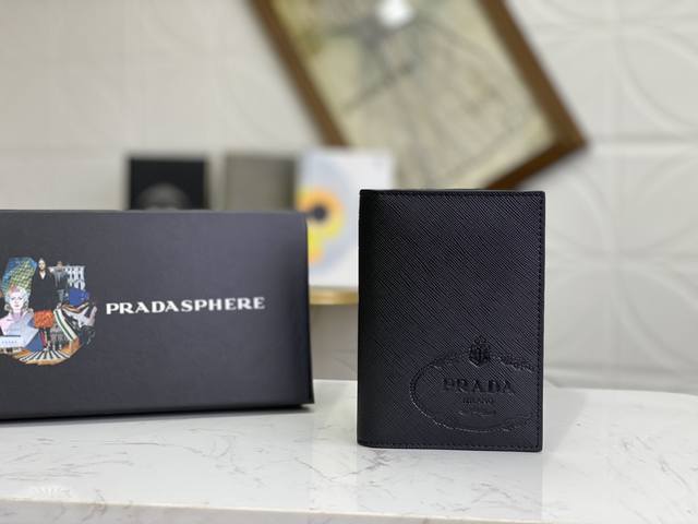 prada最新男士护照夹专柜最新款式 官网同步 正品开发 型号2Mv017#颜色 黑色 如图所 内码224代工码十字纹牛皮质感极好 进口螺纹里布 进口环保油边