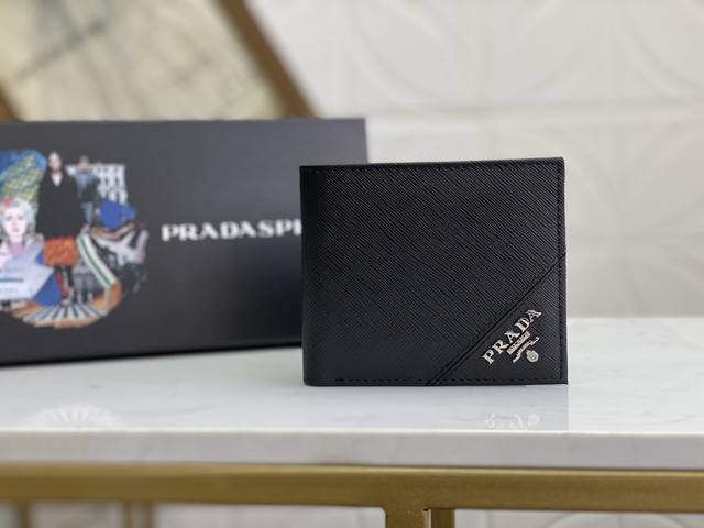prada男士短款钱夹专柜最新款式 官网同步 正品开发 型号2M0513# 颜色 如图 牛皮质感极好 螺纹里布 进口白钢五金配件复杂拼色设计 更加时尚独特尺寸