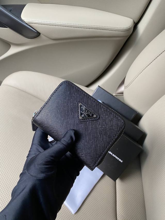 配盒子 prada爆款真皮卡包 专柜最新款式 官网同步 正品开发 型号2Mc553 #颜色 黑色 如图 内码224代工码 十字纹牛皮质感极好 进口螺纹里布 精湛