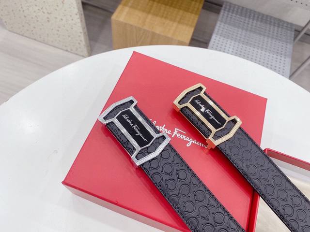 如果有一款腰带是今年我喜欢的 还是10年前我喜欢的 只有 菲拉格慕 无论是新手还是职场精英都是很好驾驭的一款长短自由剪裁 纯皮制作 宽度3.8厘米 配送礼盒 如果有一款腰带是今年我喜欢的 还是10年前我喜欢的 只有 菲拉格慕 无论是新手还是职场精英都是很好驾驭的一款长短自由剪裁 纯皮制作 宽度3.8厘米 配送礼盒