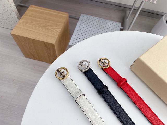 蔻驰女款皮帶是最能強調腰身線條的配飾 皮帶系列採用精緻皮製作 色澤繁多 風格多變