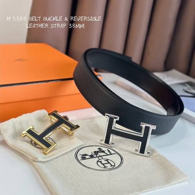 爱马仕这款皮带采用奢华的牛皮材质 独具原创个性且精致不凡 双面可用 Gancini金属扣饰的分层构造打造富有趣致的3D立体效果 手工精制而成 打造奢华却又不失现
