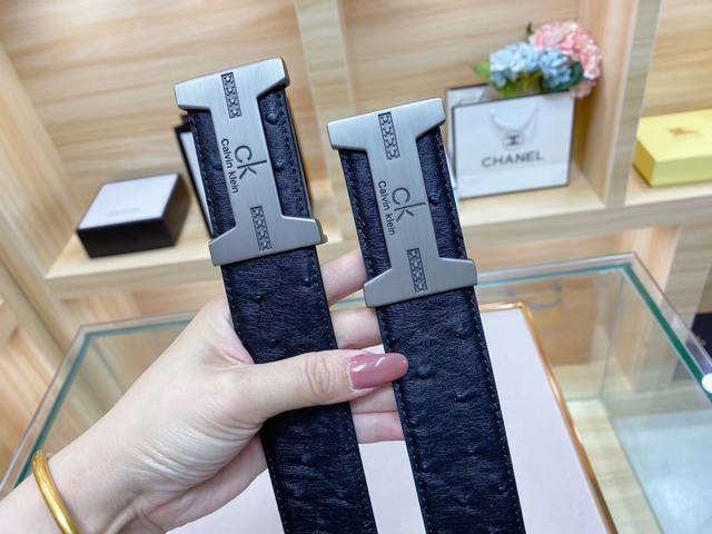 ck 美国品牌 为全球最大的高级时尚控股公司以传统手工设计和款式新颖誉满全球 此款采用纯牛皮名师制作 随心驾驭[奸笑] 附带原版包装 宽度3.8厘米