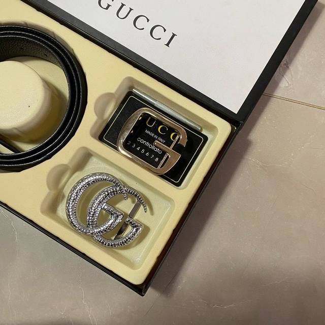 古驰Gucci精品款 双扣礼盒套装 含礼盒 专柜有售 Gucci专柜在售正品 此款采用头层牛皮制作 走线油边细致 正品开模 搭配广州原版扣经久耐用 3.8Cm规