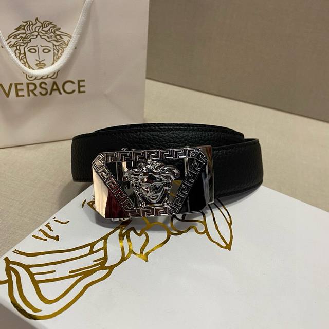 给大家种草一款超有排面的Versace范思哲腰带宽度为3.5 厘米 精致而时尚 此款腰带采用精美的意大利皮革制作 高贵气质尽显无疑 无论是搭配休闲装还是正装 这