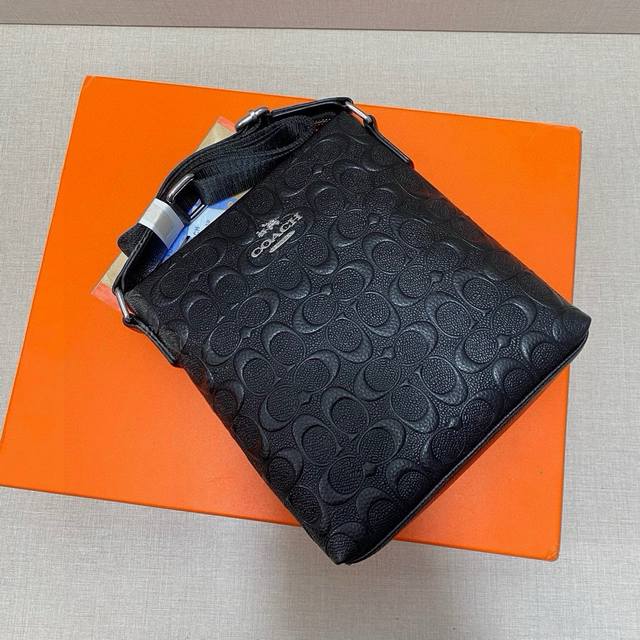 蔻驰Coach 公文包包是很实用的选择 节日送人必备之选 尺寸 蔻驰斜挎包 长20Cm宽4Cm高20Cm