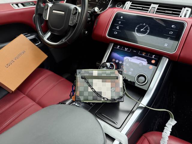 高端货 Louis Vuitton Lv单肩包 路易威登箱子包 M24581 Louis Vuitton Soft Trunk 可调节肩带拉链开合 皮革 盒子包