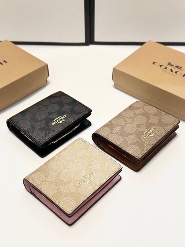 颜色 黑 棕 粉尺寸 11X10蔻驰专柜爆款原版牛皮多功能短款钱包卡包精美设计手感一流美妞必备实物超级美