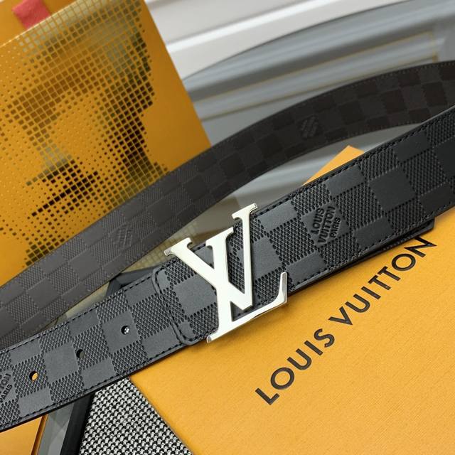Lv Check 双面腰带以 Damier Infini 压纹皮革和深邃 Damier 帆布演绎两式风尚 再令 Marque L.Vuitton D pos E