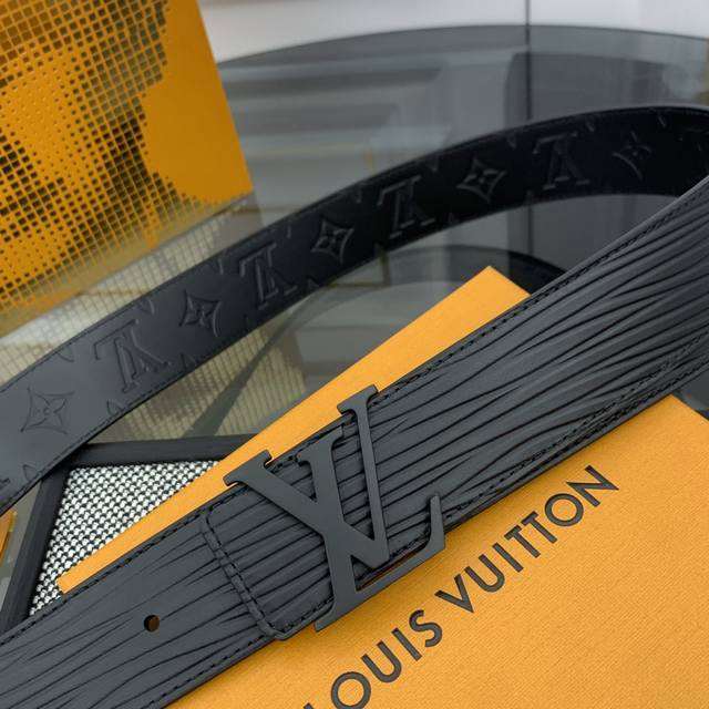 本款 Lv Initiales 宽度4.0Cm 双面腰带拥有Xl Epi皮革的较大粒面纹理 以移印工艺描绘路易威登标识 翻转即现Monogram压纹图案 搭配抛 本款 Lv Initiales 宽度4.0Cm 双面腰带拥有Xl Epi皮革的较大粒面纹理 以移印工艺描绘路易威登标识 翻转即现Monogram压纹图案 搭配抛