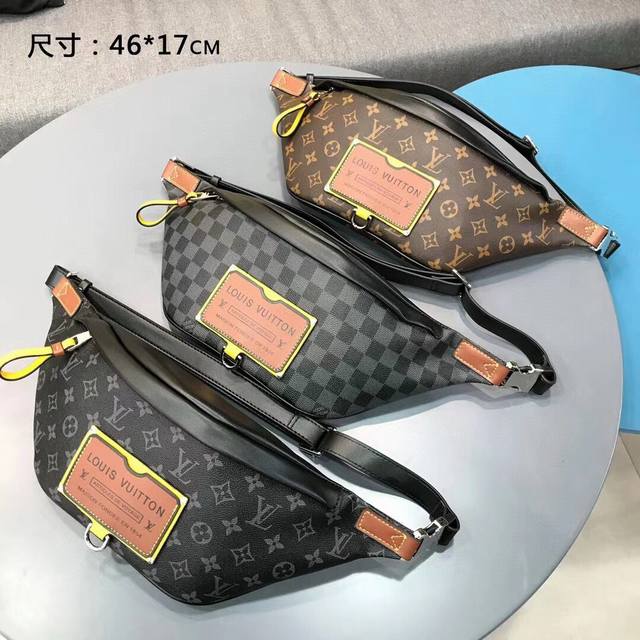 路易威登 官方最新款M95055M45220黑花 徽章 男装新款Discovery 腰包 此款Discovery腰包采用柔软的Monogram Shadow压纹