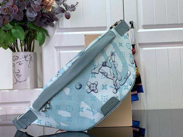 路易威登 Discovery 腰包 M22576 水滴 本款 Discovery 腰包取材 Monogram Aquagarden 帆布 仿佛由冰冷海底破水而出