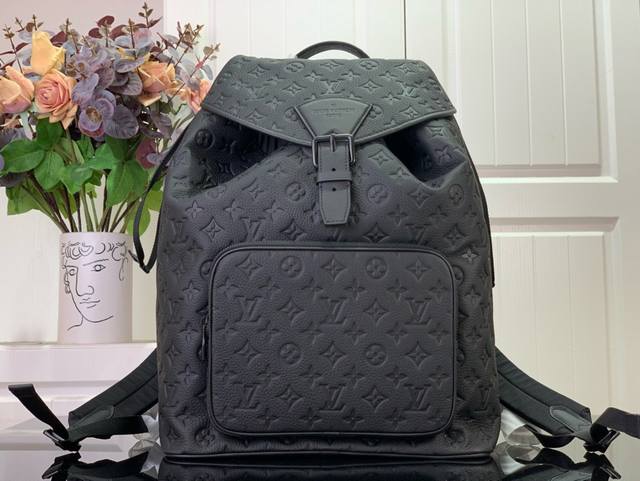 路易威登 Montsouris 双肩包 M23127黑色 压花 本款 Montsouris 双肩包为 Taurillon 皮革压印 Monogram 图案 以沉