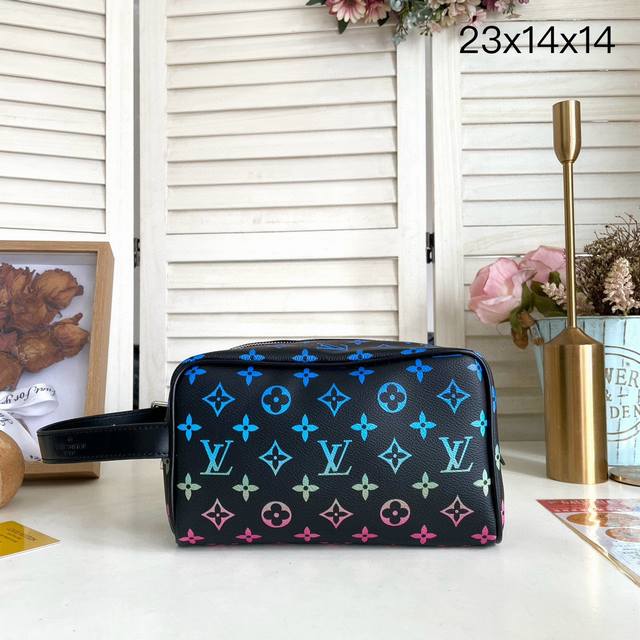 路易威登 Locker Dopp Kit 盥洗包 M83112 花卉 丝印 盥洗包这款梳妆包采用Damier Graphite帆布制成 极具粗犷气息 实用的弹性