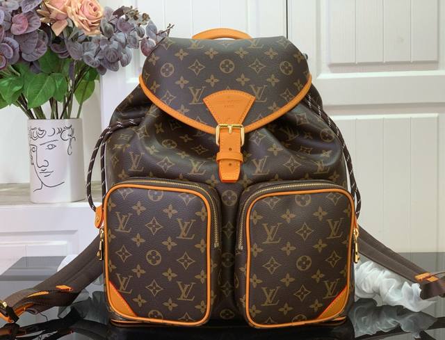 路易威登 Montsouris Cargo 双肩包 M14198 黄皮 复古 montsouris Cargo 双肩包采用牛皮革包身和织物内衬 观感光亮 触感柔