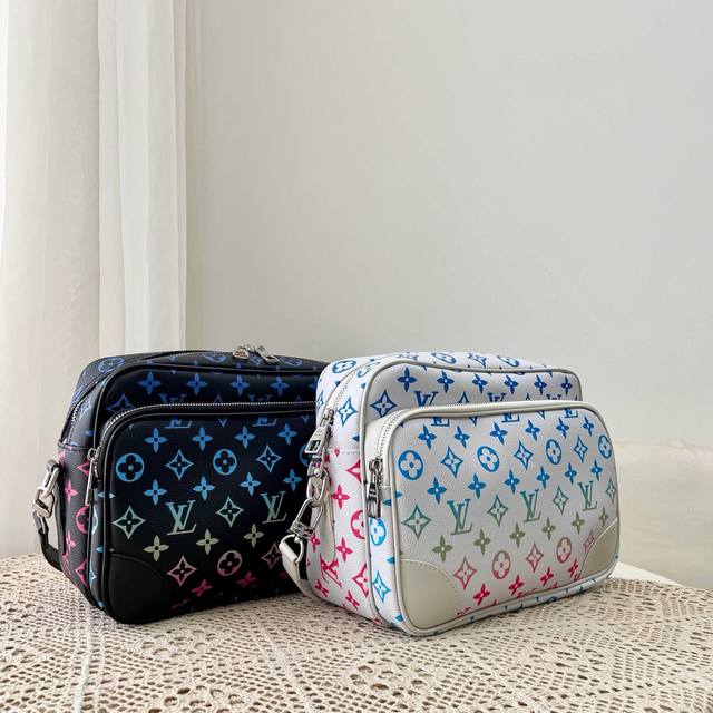 路易威登 p-85顶级原单 独家实拍 邮差包 M45583白花 Xnba Nil 邮差包出自路易威登与 Nba 联名系列 Nba 标识皮革贴饰点Monogram