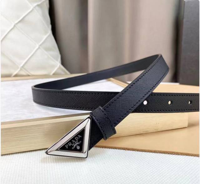 prada徽章腰带 手掌纹牛皮 黑金 银配色倒三角卡头 时尚感拉满 这款华美的皮革腰带释放简约而精致的优雅气息2.0Cm精品