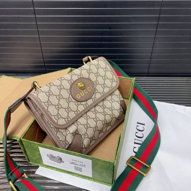 Gucci 古奇 neo Vintage双面虎头邮差包 Gg单肩斜挎包 经典百搭 实物拍摄 原厂原版面料 配送防尘袋 礼盒 19 X 22 Cm Gucci 古奇 neo Vintage双面虎头邮差包 Gg单肩斜挎包 经典百搭 实物拍摄 原厂原版面料 配送防尘袋 礼盒 19 X 22 Cm
