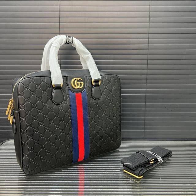 Gucci 古奇 gg压花男包公文包 手提包 电脑包 经典百搭 实物拍摄 原厂原版面料 配送防尘袋 28 X 38 Cm Gucci 古奇 gg压花男包公文包 手提包 电脑包 经典百搭 实物拍摄 原厂原版面料 配送防尘袋 28 X 38 Cm