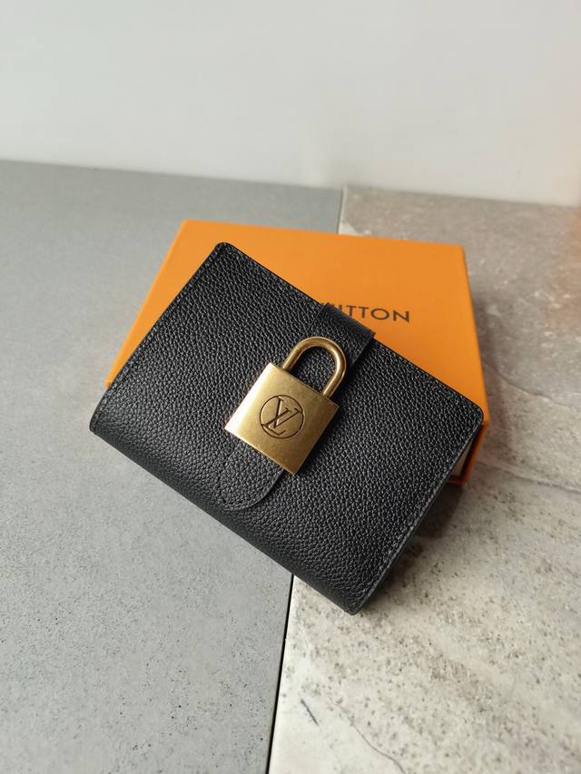 颜色 黑 棕 老花尺寸 11X8.5型号 M12408 老花本款在表现极简主义设计的同时 赞美Maison传统工艺的新作 portfoillelowy Comp 颜色 黑 棕 老花尺寸 11X8.5型号 M12408 老花本款在表现极简主义设计的同时 赞美Maison传统工艺的新作 portfoillelowy Comp