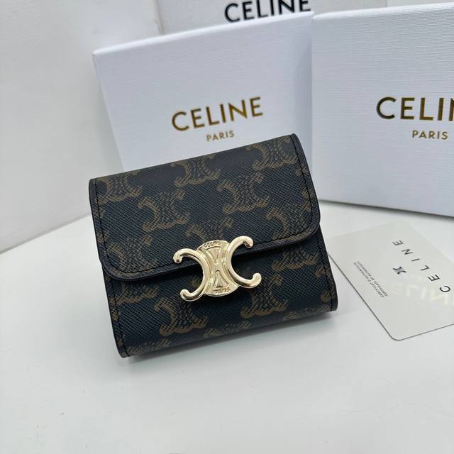 Celine 16331颜色 黑色印花尺寸 11*10*5 新款凯旋门2 件套 Celine短式钱包非常炫美的一个系列 专柜同步 采用头层牛皮 精致时尚 Celine 16331颜色 黑色印花尺寸 11*10*5 新款凯旋门2 件套 Celine短式钱包非常炫美的一个系列 专柜同步 采用头层牛皮 精致时尚