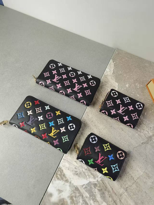 颜色 黑尺寸 11X9M 12378 Lou Coussin 钱夹为柔软羊皮革压印经典 Monogram 图案 呈现蓬松效果 玲珑方正构型暗藏充裕空间 设有卡片 颜色 黑尺寸 11X9M 12378 Lou Coussin 钱夹为柔软羊皮革压印经典 Monogram 图案 呈现蓬松效果 玲珑方正构型暗藏充裕空间 设有卡片